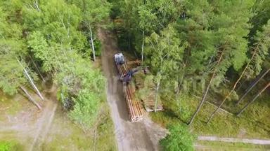 砍伐森林。 液压装载机叉车将原木装载到拖车上。 在森林里把木材或木材装进卡车